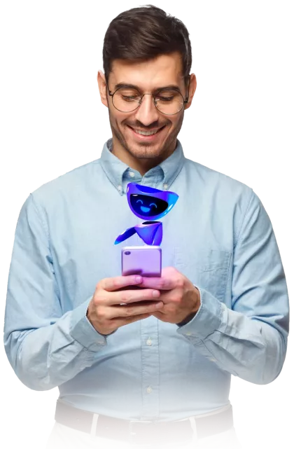 Homem sorridente usando óculos e camisa azul, segurando um smartphone com um personagem digital azul flutuando acima do dispositivo, representando a interação amigável e moderna com o software Immobile da Alterdata.