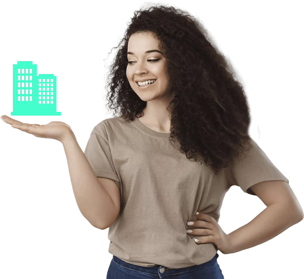 Mulher sorridente com cabelo cacheado, vestindo uma camiseta bege e segurando a imagem de um edifício na palma da mão, simbolizando a gestão e cuidado com propriedades imobiliárias utilizando o software Immobile da Alterdata.