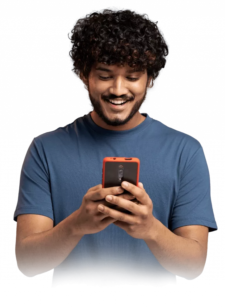 Homem jovem sorridente, usando uma camiseta azul, segurando um smartphone com capa vermelha, representando um usuário satisfeito do software Immobile da Alterdata para gestão de condomínios.